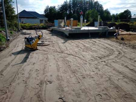 niwelacja-terenu-ukladanie-warstw-konstrukcyjnych-drogi