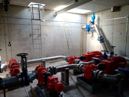 wnetrze-przepompowni-na-zdjeciu-dwie-pompy-dwa-rozdrabniacze-oraz-rurociagi